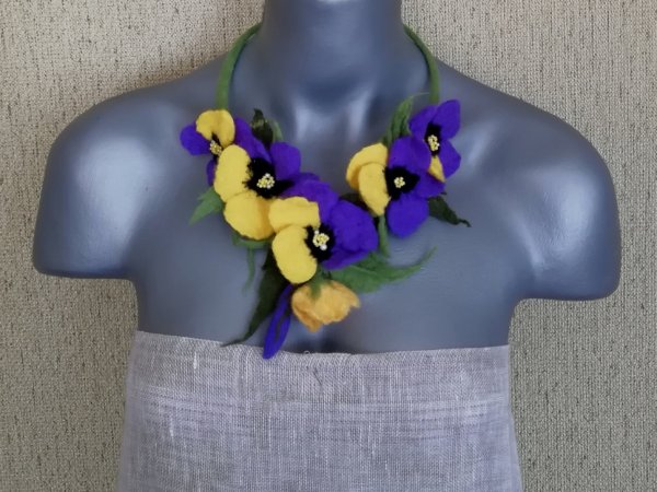 Veltinio papuošalas"Našlaičių žydėjimas" - Necklaces