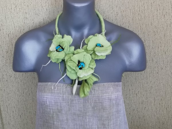 Veltas papuošalas salotinės spalvos - Necklaces