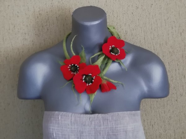 Veltas papuošalas su žydinčiom aguonom. - Necklaces