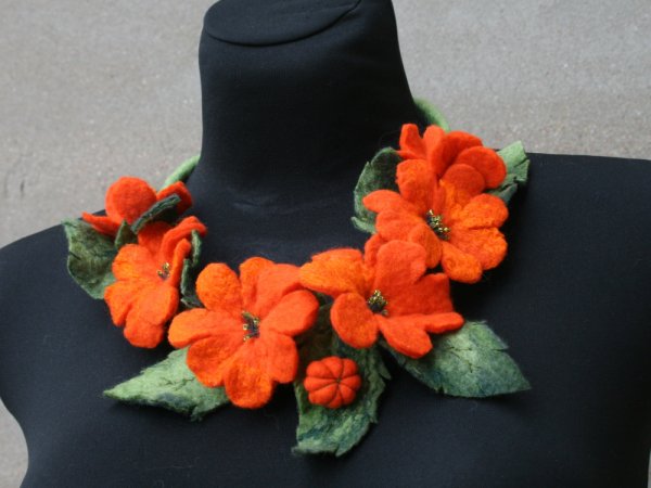 Veltas kaklo papuošalas ,,ORANŽINIS  RYTAS,, 2