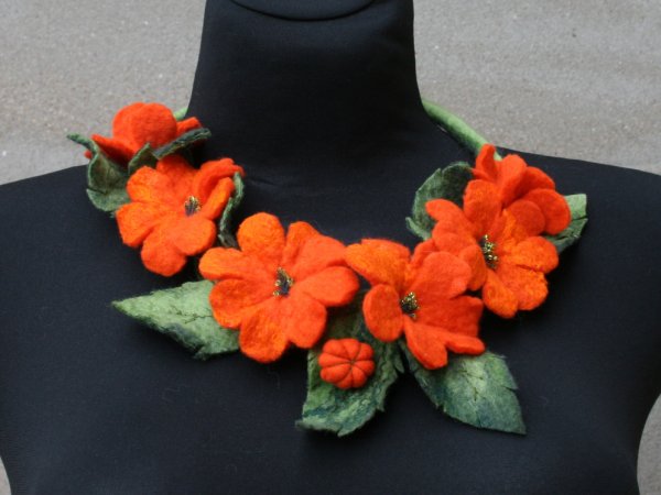 Veltas kaklo papuošalas ,,ORANŽINIS  RYTAS,, - Necklaces