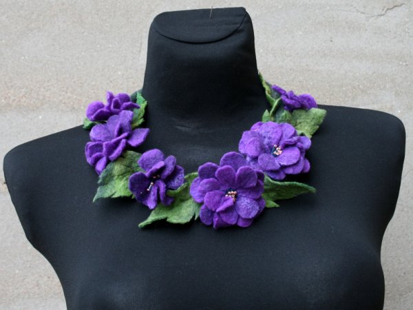 Veltas kaklo papuošalas ,,NEUŽMIRŠTUOLĖS ,, - Necklaces