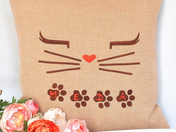 Vardinė siuvinėta dekoratyvinė pagalvėlė - Pėdutės - Kačiukas - Pillows