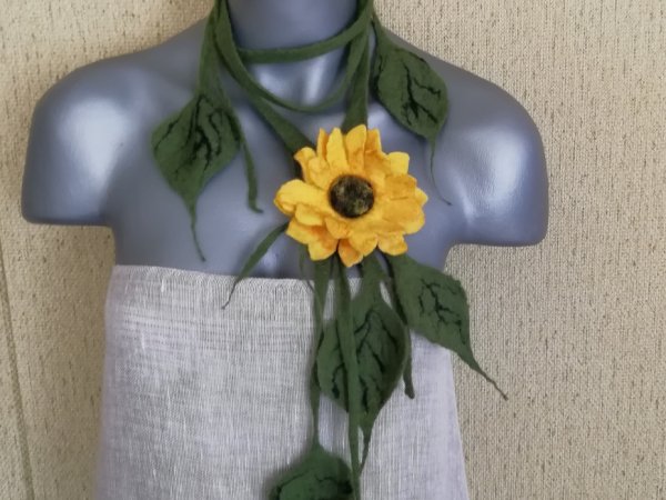 Veltas papuošalas "Saulėgrąža" - Necklaces