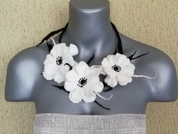 Veltas papuošalas "Baltos gėlės juodam fone" - Necklaces