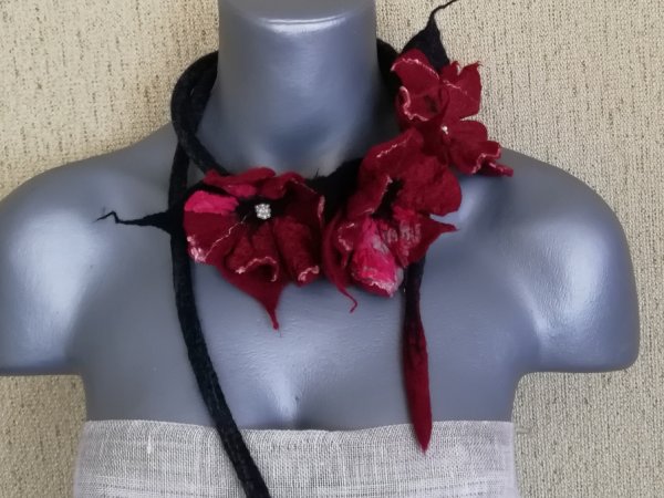 Veltas papuošalas "vyšnios spalvos žiedai" - Necklaces
