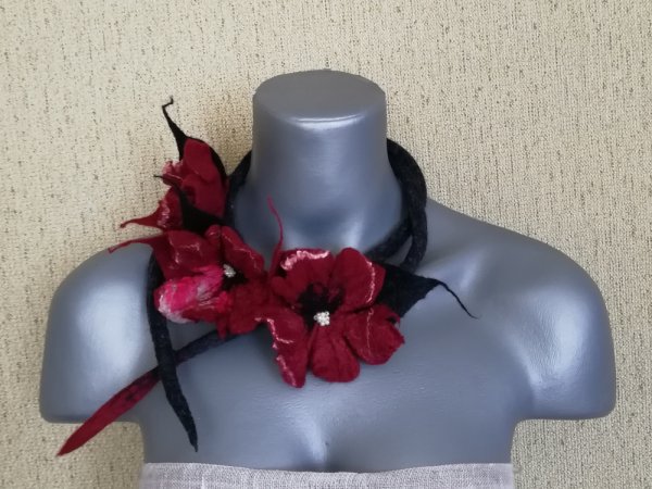 Veltas papuošalas "vyšnios spalvos žiedai" 2