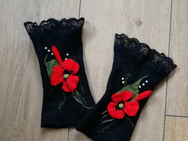 Veltos riešinės su neriniais. - Wristlets