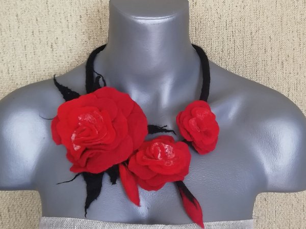 Veltas papuošalas"Raudonos rožės" - Necklaces