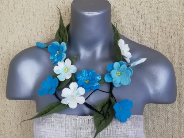 Veltas papuošalas su turkio spalvos gėlėm - Necklaces