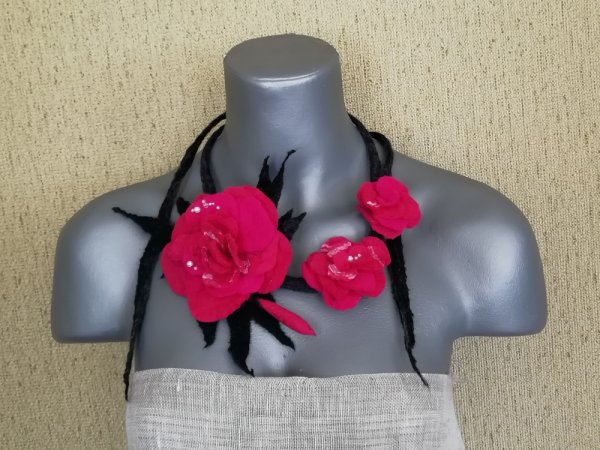 Veltas papuošalas "Rožės" - Necklaces