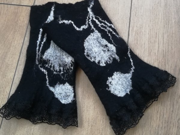 Veltos riešinės "Juoda-balta" - Wristlets