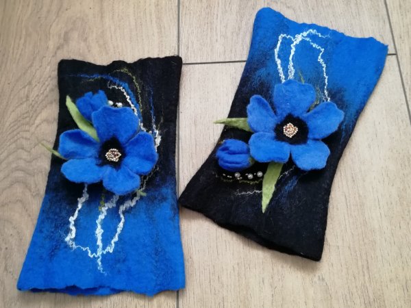 Veltos riešines juoda-mėlyna spalvų - Wristlets