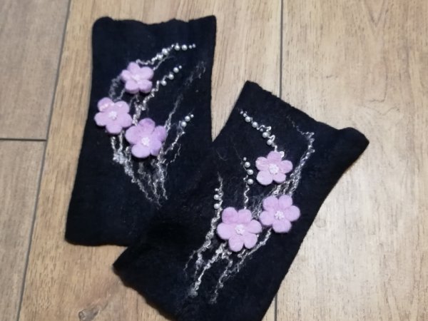 Veltinio riešinės juodos su alyvinėm gėlytem - Wristlets
