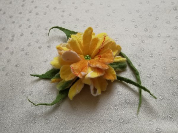 Velta sagė. Gelsva gėlė - Flowers