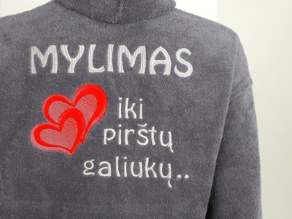 Siuvinėtas chalatas su raudonomis širdimis 1
