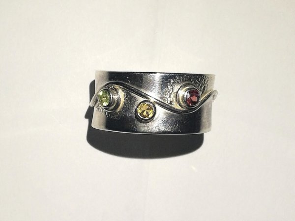 Žiedas su trimis akmenėliais 2