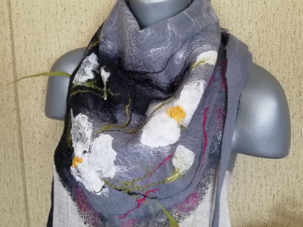 Veltas trikampis šalikėlis "Pavasariu jau kvepia" 1
