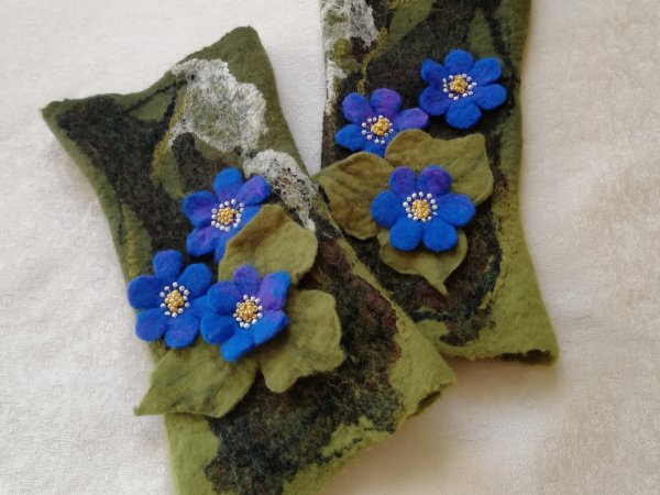 Veltos riešines "žibuoklės" - Wristlets