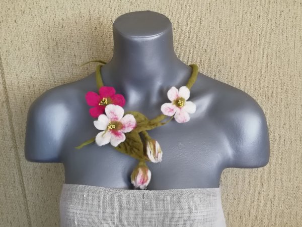Veltas apyrankės ir kaklo papuošalo komplektas   "Kai sodai vėl žydės" 3
