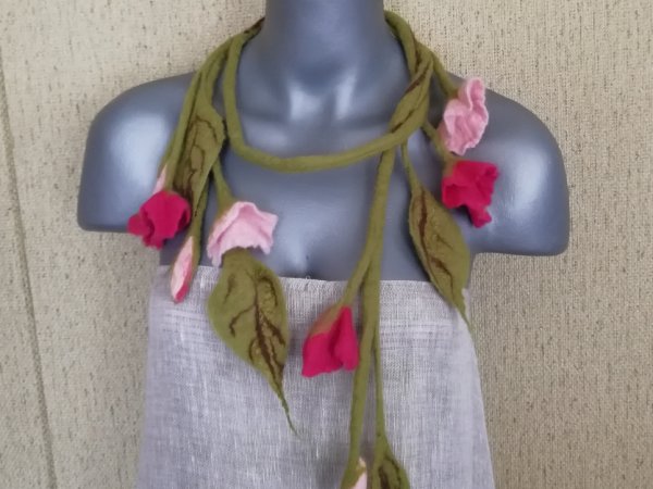 Veltas papuošalas,"Piliarožės" - Necklaces