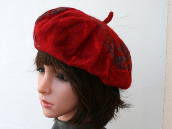Velta beretė ,,RAUDONA ,, 2