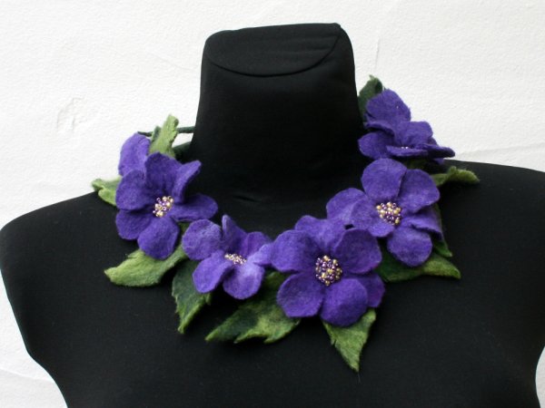 Kaklo papuošalas ,,VIOLETINIS SNAPUTIS ,, - Necklaces
