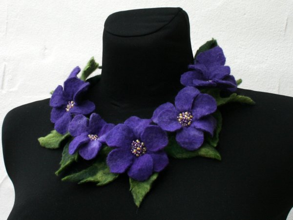 Kaklo papuošalas ,,VIOLETINIS SNAPUTIS ,, 2
