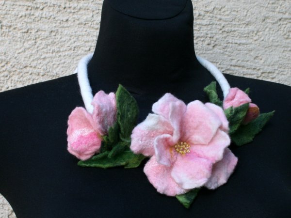 Veltas kaklo papuošalas ,, ROŽIŲ AROMATAS ,, - Necklaces
