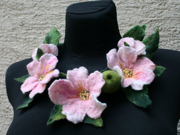 Veltas kaklo papuošalas,,OBUOLIUKAI,, - Necklaces