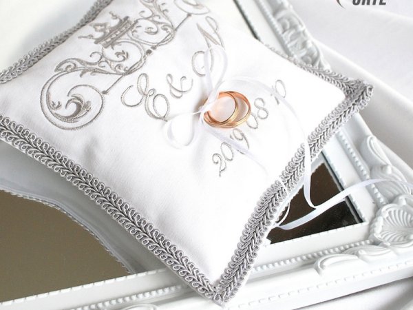 Sidabrinė siuvinėta pagalvėlė vestuviniams žiedams - Pillows