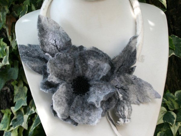 Veltas kaklo papuošalas ,, PILKAS ŽIEDAS,, - Necklaces