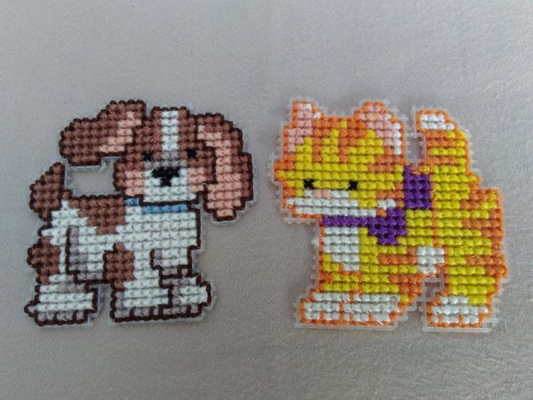 the magnets on the fridge  cat&dog - Needlework