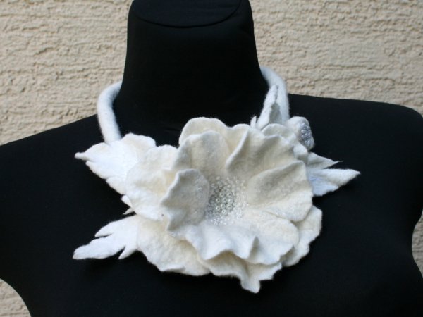 Veltas kaklo papuošalas ,, BALTUMAS,, - Necklaces