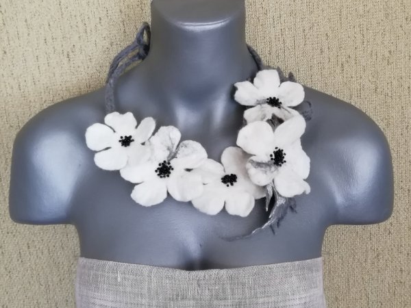 Veltas papuošalas"Baltas žydejimas" - Necklaces