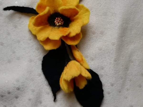 Velta sagė geltona-juoda - Brooches