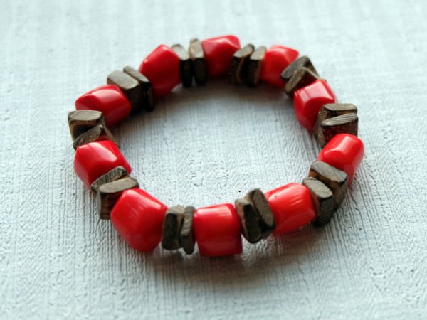 Coral and coconut bracelet TRIO 2