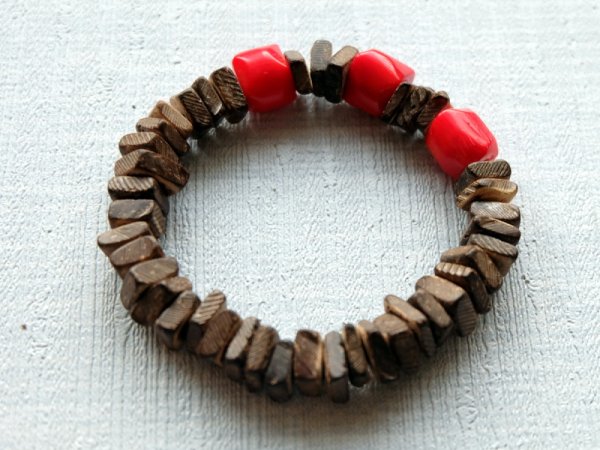 Coral and coconut bracelet TRIO 3