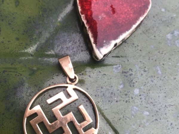 Feminine pendant with national motifs 2