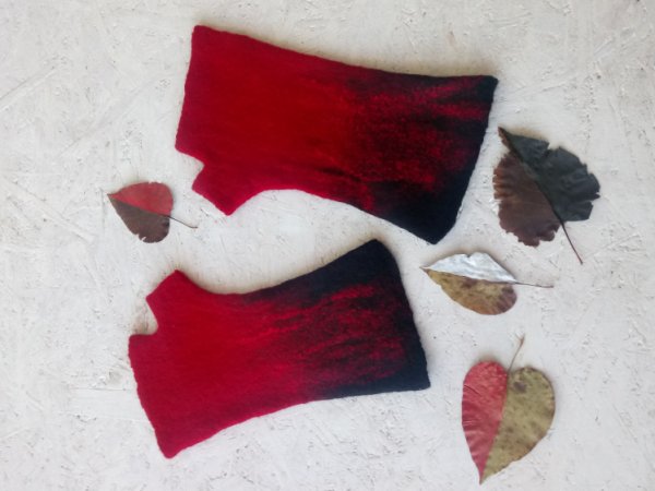 Veltos juodo raudono riesines su pirstuku - Wristlets