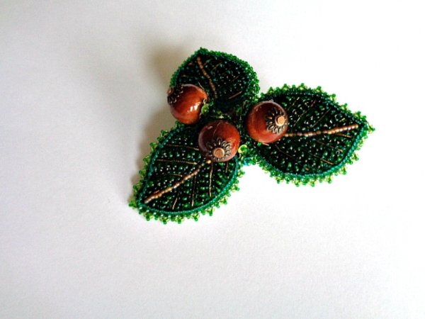 sagė-lazdyno riešutai - Brooches