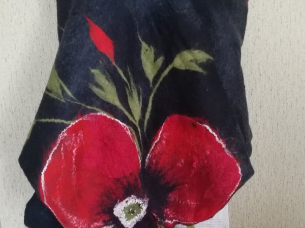 Veltas šalis su dideliu aguonos žiedu 2