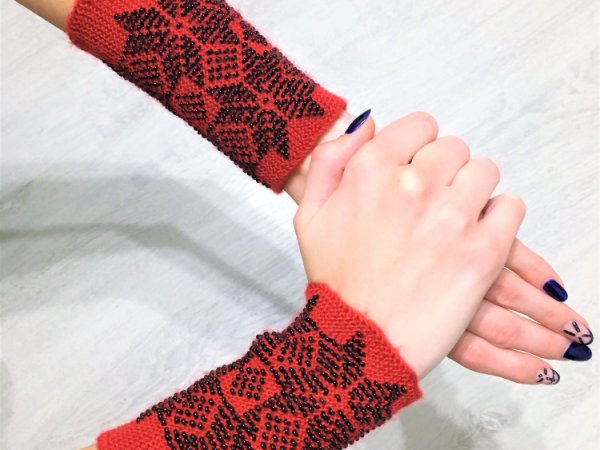 GP-917 Red wrist with seeds bead - Wristlets