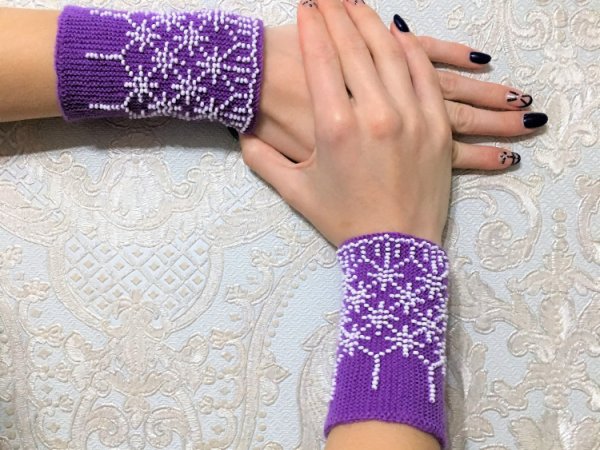 GP-916 Purple wrist with white seed beads - Wristlets