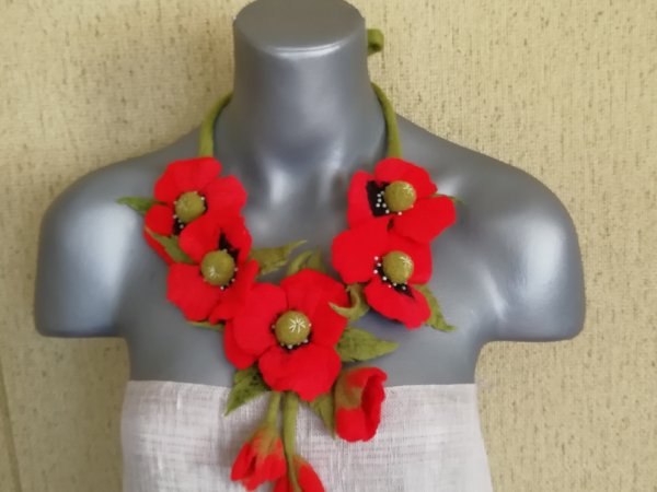 Veltinio papuošalas "Aguoninis" - Necklaces