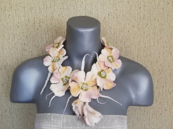 Veltas papuošalas "Vasaros pastelė" - Necklaces