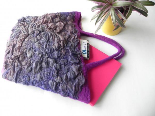 Velta alyvine rankine su silko dekoru - Handbags & wallets