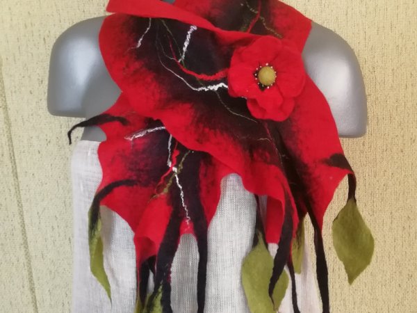Merino vilnos veltas šalikas  raudona-juoda, su sage. - Scarves & shawls