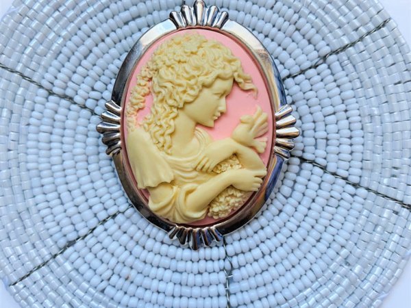 Sagė-Kamėja - Brooches