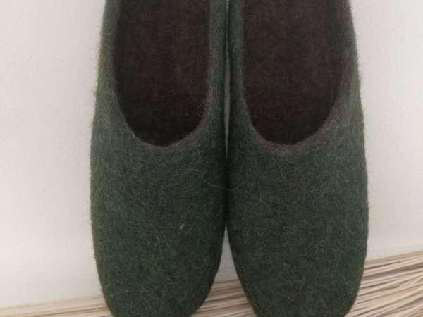 man's slippers green/black 2